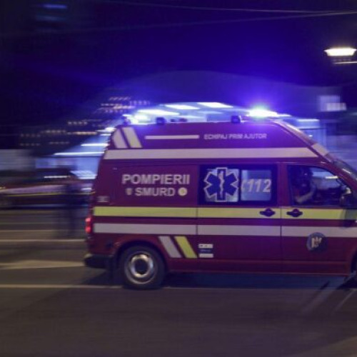 O fată de 13 ani a căzut de la etajul 4. Ea s-ar fi aruncat în gol după o ceartă cu părinții