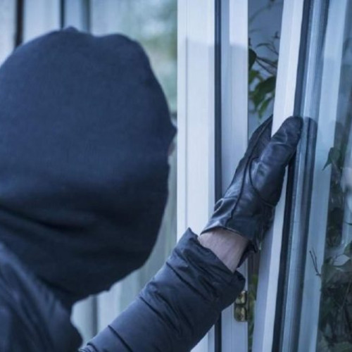 Furt din locuință, suspect identificat de polițiști