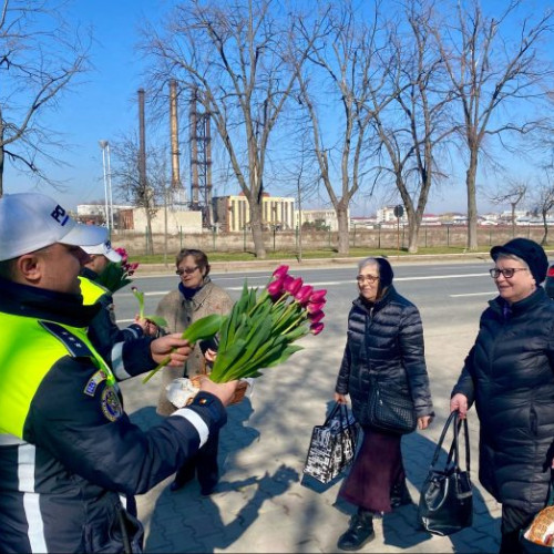 Florile și zâmbetele polițiștilor pentru femeile din Focșani cu ocazia Zilei Internaționale a Femeii