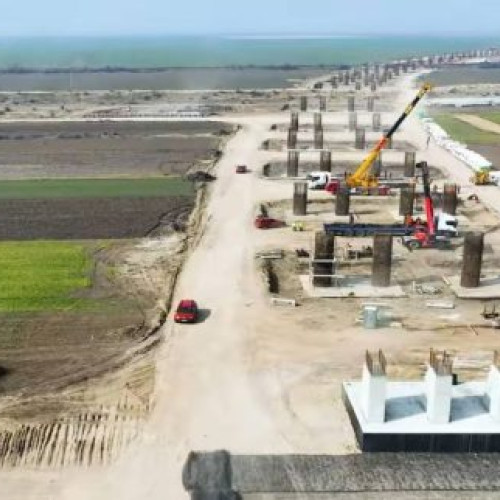 Muncitorii de la UMB finalizează lucrările la autostrada Focșani - Bacău