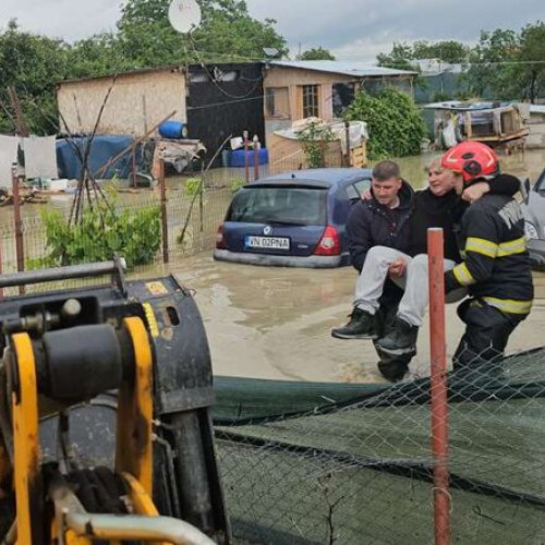Pompierii din Focșani au salvat două persoane izolate în urma inundațiilor