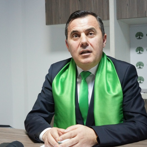 Ion Stefan, fost deputat de Vrancea și fost ministru al Lucrărilor Publice, Dezvoltării și Administrației, liderul partidului Foața Dreptei Vrancea, a fost transferat de urgență la un spital din București după ce a suferit un posibil accident vascular cerebral. Incidentul a avut loc ieri după-amiază la domiciliul său din Focșani și a fost confirmat de surse citate de jurnaldevrancea.ro.