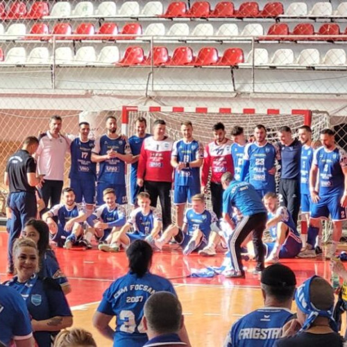 CSM Focsani 2007 s-a impus cu autoritate la barajul de menținere în Liga Națională, care s-a desfășurat la Sfântu Gheorghe, potrivit jurnaldevrancea.ro. Echipa condusă de Vlad Caba a dominat clar meciul decisiv împotriva CSO Teutonii Ghimbav, impunându-se cu scorul de 34-24, după un diferență de 6 goluri la pauză, 19-13.