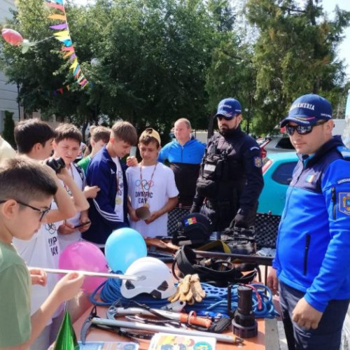 Ziua internațională a copilului, un eveniment plin de bucurie pentru familii și oficialii deopotrivă, a adus zâmbete și momente frumoase în mai multe localități din județul Vrancea, potrivit vrancea24.ro. În această zi specială, jandarmii vrânceni au fost alături de cei mai mici membri ai comunității, participând la diverse activități în Focșani, Adjud, Panciu, Odobești, Crângul Petrești și comuna Mera.