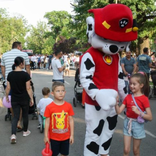 Zi plină de culori și voie bună în Crângul Petrești și Bazinul de înot al Consiliului Județean, unde peste 10.000 de vrânceni, printre care copii, părinți și bunici, s-au adunat pentru a sărbători copilăria. Potrivit vrancea24.ro, evenimentul a fost plin de jocuri, muzică, ateliere creative și competiții sportive, creând o atmosferă de entuziasm și distracție pentru toate vârstele.