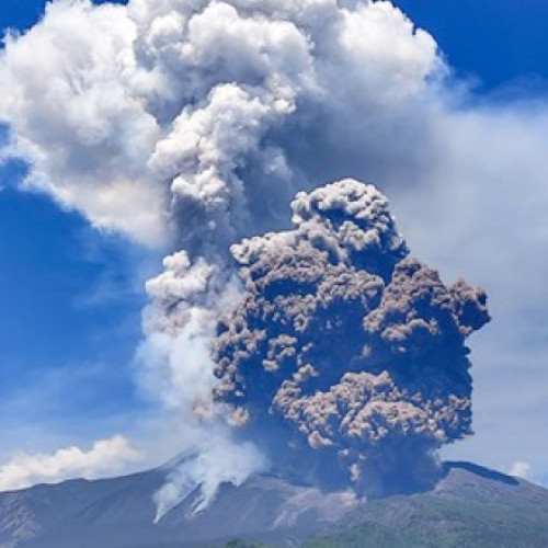 Vulcanul Etna, situat în insula Sicilia, a erupt din nou, informează digi24.ro. Cel mai activ vulcan din Europa a aruncat lava și cenușă încă de la primele ore ale zilei de luni, provocând îngrijorare în zonă. Potrivit Institutului italian de geofizică și vulcanologie (INGV), a fost observată formarea unui flux piroclastic, adică o avalanșă de cenușă, gaze și roci, declanșată de o prăbușire în zona nordică a craterului sud-estic.