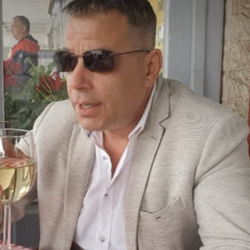 Bărbatul suspectat de crimă într-un complex rezidențial din apropierea Bucureștiului s-a sinucis după comiterea faptei, potrivit informațiilor furnizate de poliție. Acesta a fost identificat ca fiind Robert Lupu, care l-a ucis pe fostul său partener, Teodora Marcu, însărcinată și însoțită de fiica sa de trei ani. Crimele au avut loc sâmbătă seara, iar autorul a fost găsit și împușcat în cap după câteva ore de la comiterea faptei, notează digi24.ro.