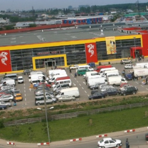 Percheziții la complexul comercial Dragonul Rău, zeci de articole contrafăcute confiscate