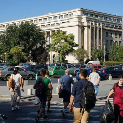 Rata șomajului a scăzut la 5,7% în aprilie 2025, potrivit datelor publicate de Institutul Național de Statistica, citați de digi24.ro. Numărul persoanelor șomere (în vârstă de 15-74 de ani) a fost estimat la 467.400, în scădere față de luna martie (490.900), dar mai mare față de aceeași perioadă a anului anterior, când erau 431.000 de persoane.