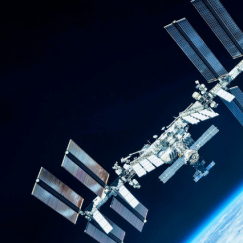 Rusia intenționează să integreze modelul său de inteligență artificială Gigachat în sistemele informatice ale Stației Spațiale Internaționale (ISS), potrivit declarațiilor șefului agenției spațiale Roscosmos, citate de Reuters. Conform sursei digi24.ro, Dmitri Bakanov a menționat că următoarea misiune spre ISS, programată pentru această toamnă, va aduce toate cele necesare pentru funcționarea acestui model AI.
