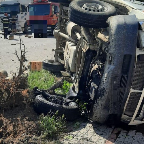 Două autoutilitare s-au ciocnit pe DN2-E85, la ieșirea din Adjud spre Bacău, potrivit vrancea24.ro. Conform informațiilor, traficul a fost blocat temporar, întrucât autoritățile au dirijat vehiculele pe o rută ocolitoare.