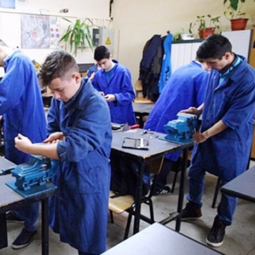 Vrancea își propune să reducă rata șomajului în rândul tinerilor prin programul de ucenicie la locul de muncă, potrivit jurnaldevrancea.ro. Acest demers, reglementat prin Legea nr. 279/2005, le permite angajatorilor să formeze direct în întreprinderi noii specialiști, folosind un contract special numit contractul de ucenicie.