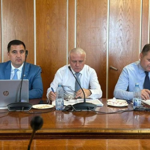 Deputatul PNL Vrancea, Dragoș Ciobotaru, face parte din comisia de elaborare a programului de guvernare pentru domeniul administrației publice, potrivit vrancea24.ro. Acesta a fost, de asemenea, primar al comunei Vizantea-Livezi și este membru în Comisia pentru administrație publică și amenajarea teritoriului din Camera Deputaților.