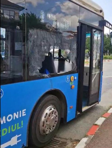 accident pe strada republicii în focșani: autobuz electric avariat