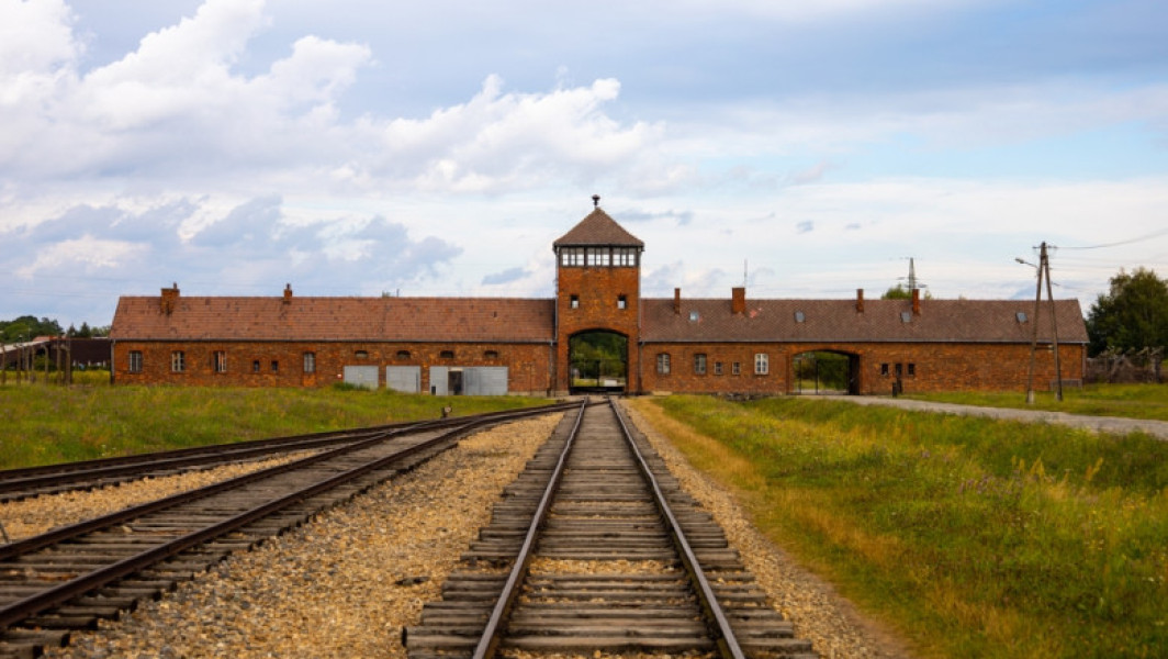 Muzeul Auschwitz atrage atenția asupra unui conținut fals, generat cu inteligența artificială, care circulă pe Internet