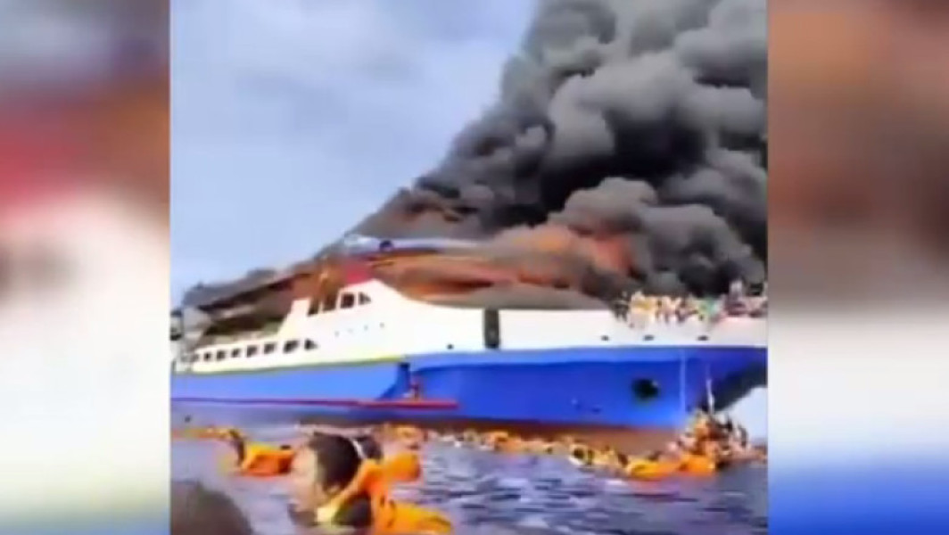 Video Clipe de groază în Indonezia: Un feribot cu 280 de oameni la bord a luat foc. Cel puțin trei persoane au murit