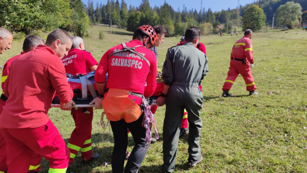 Video Un bărbat a căzut peste 20 de metri într-o prăpastie, în județul Hunedoara. Victima, transportată cu elicopterul la spital