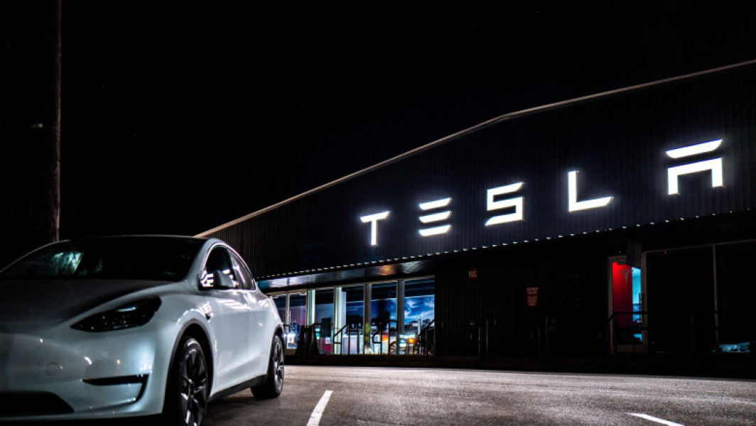 Tesla, considerată parțial vinovată pentru un accident fatal. Mașina folosise pilotul automat. Ce daune va plăti firma lui Musk