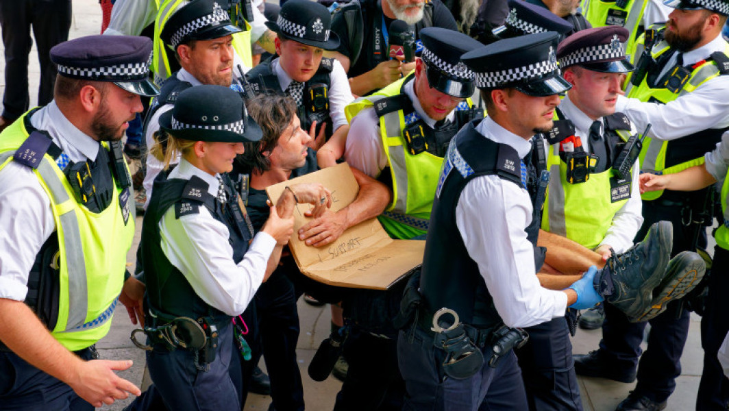 Galerie Foto Record al poliției din Londra: cel puțin 365 de arestări la un singur protest. Manifestație de susținere a grupului „Palestine Action”