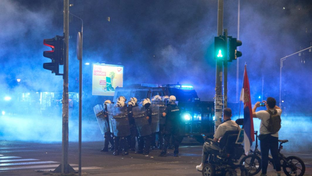 A cincea noapte de proteste în Serbia: birourile Partidului Progresist Sârb, aflat la putere, au fost incendiate