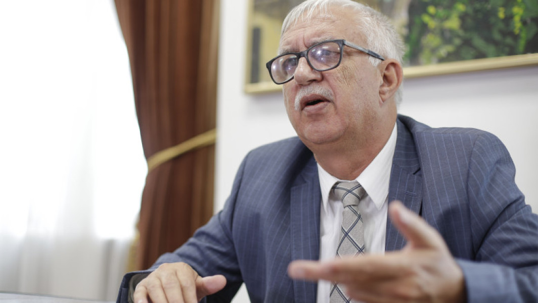 Modificările legate de pensiile magistraților au stârnit un conflict activ între sistemul judiciar și Guvern, lucru criticat de fostul președinte al Curții Constituționale, Augustin Zegrean. Acesta a declarat pentru Digi24.ro că aceste schimbări, precum limitarea pensiei la 75% din ultimul salariu și creșterea perioadei de tranziție la pensie, sunt nemulțumitoare și nedrepte.