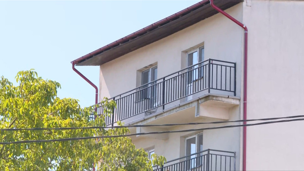 bărbatul vitreg care și-a ucis copilul de 3 ani se află în continuare în apartament, baricadat și amenințând cu viața celuilalt copil, un băiețel de un an