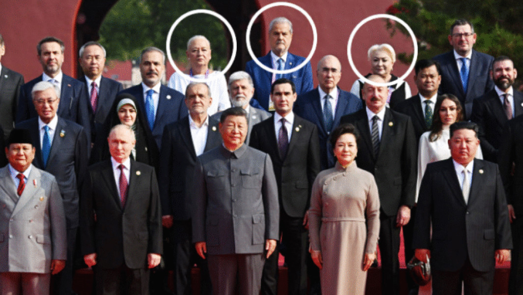 Adrian Năstase și Viorica Dăncilă participă la parada din Beijing