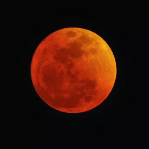 Eclipsa totală de Lună, cunoscută sub denumirea „Luna de Sânge”, în România