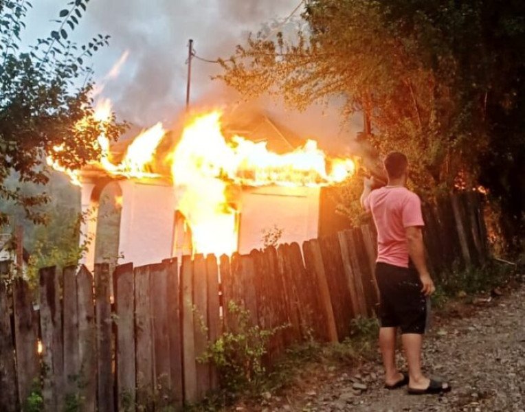 Incendiu distruge casa unei familii din Mera; autoritățile cer solidaritatea comunității