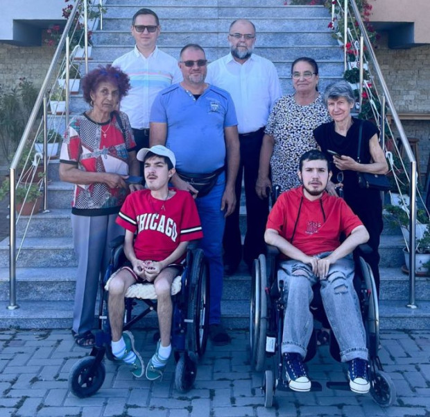 Bunică din Focșani inspiră comunitatea prin întâlnire cu nepoții la mare