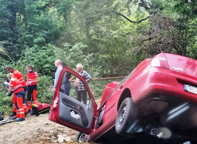 Accident în Vrancea: un autoturism a părăsit carosabilul, două victime