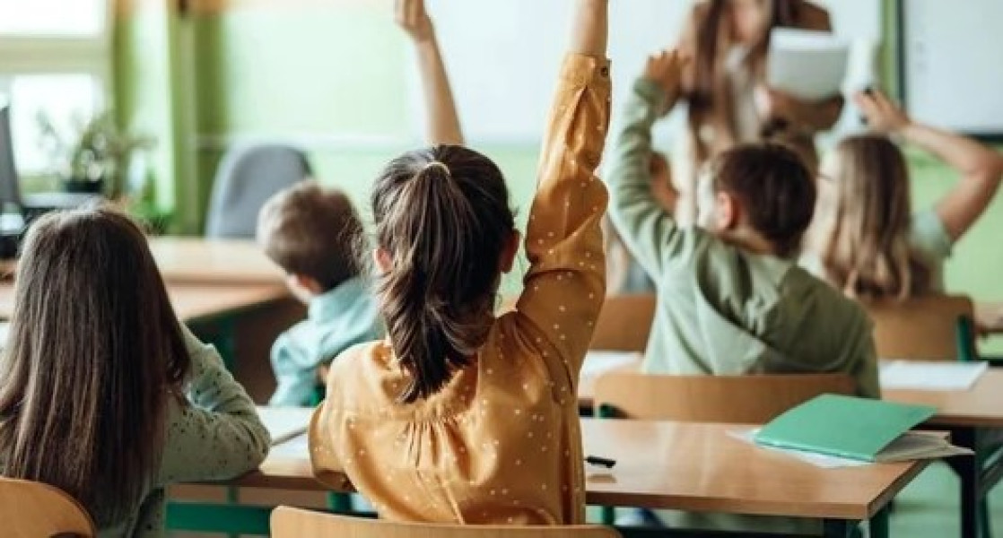 Guvern majorează buget pentru elevii defavorizați din învățământul preuniversitar