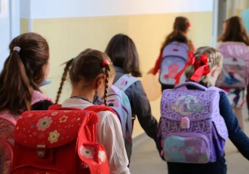 Guvernul majorează sprijinul elevilor din medii defavorizate