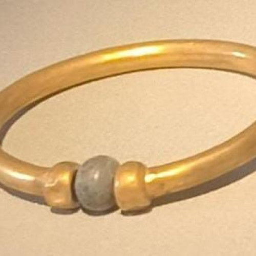 Brățară de aur a faraonului Amenemope furată și topită în Cairo