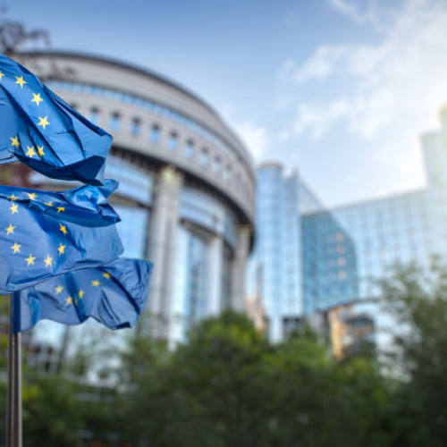 Uniunea Europeană intenționează să accelereze oprirea importurilor de GNL rusesc