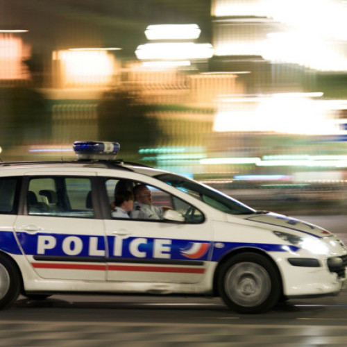 Bărbat cu macetă atacă copii în Franța; poliția îl împușcă mortal