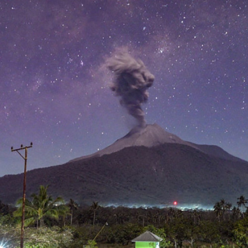 Erupție puternică a vulcanului Lewotobi Laki-Laki în Indonezia