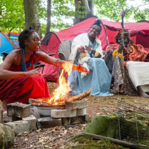 Un trib african autoproclamat, evacuat și apoi reinstalat în pădurea din Scoția