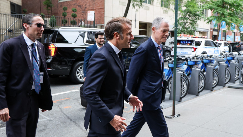 Emmanuel Macron a fost blocat de convoiul lui Donald Trump la New York și a mers pe jos