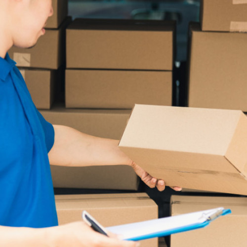 Peste 500 de angajați fără contract descoperiți la o firmă de curierat din București