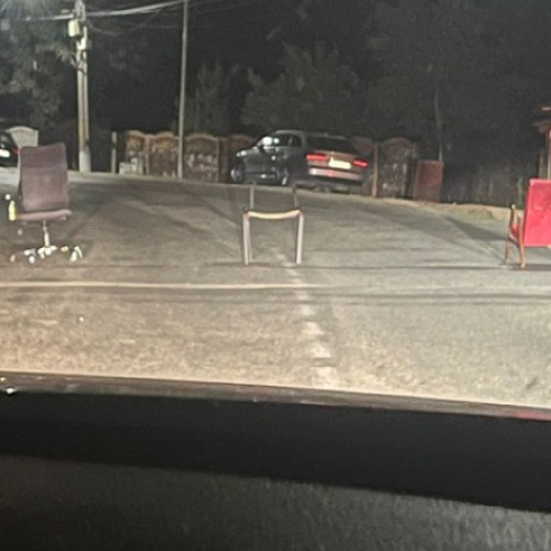 Trei scaune blochează un drum județean din Prahova, poliția investighează incidentul