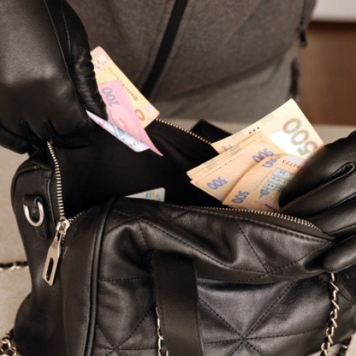 Femeie din Timiș jefuită de 50.000 euro și bijuterii, cinci persoane arestate