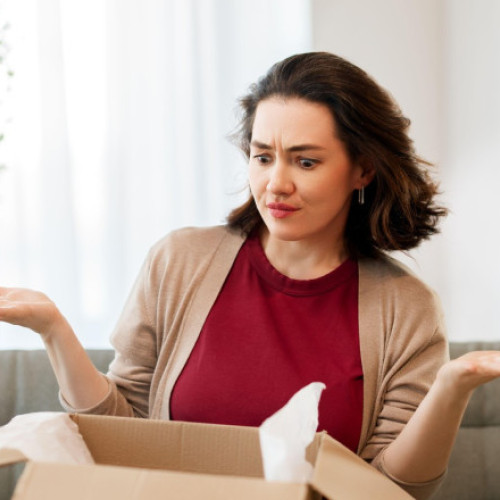 Infractorii trimit colete false cu ramburs pentru a înșela clienții