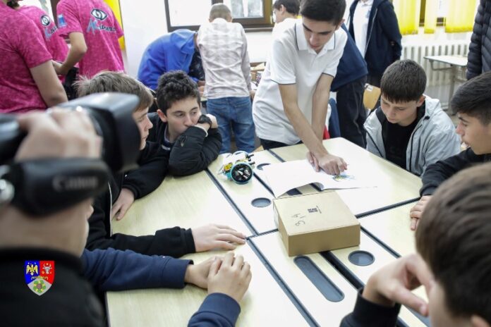 Copiii din Vrancea învață robotică și imprimare 3D prin proiectul Robo Tech pentru viitor